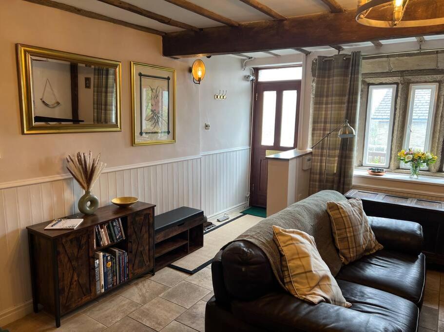 17Th Century Cottage With Hidden Garden Steeton Экстерьер фото