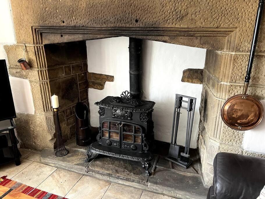 17Th Century Cottage With Hidden Garden Steeton Экстерьер фото